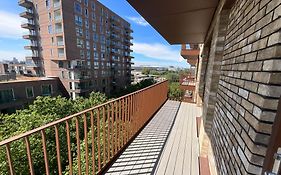 Deluxe Double Bed In Shared Apt Near Canary Wharf, City Airport & O2 Arena With Thames View