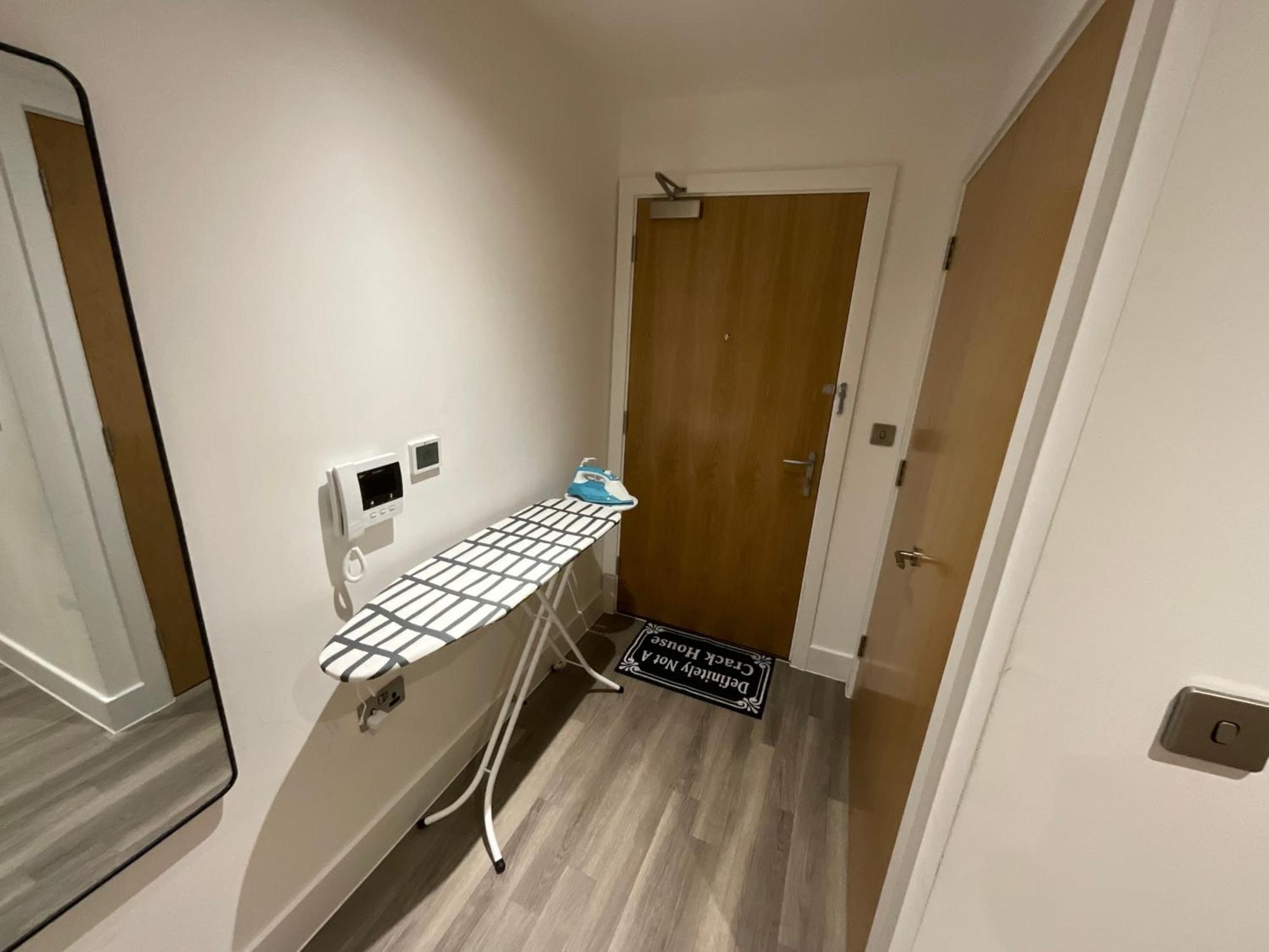 Deluxe Double Bed In Shared Apt Near Canary Wharf, City Airport & O2 Arena With Thames View London Exterior photo