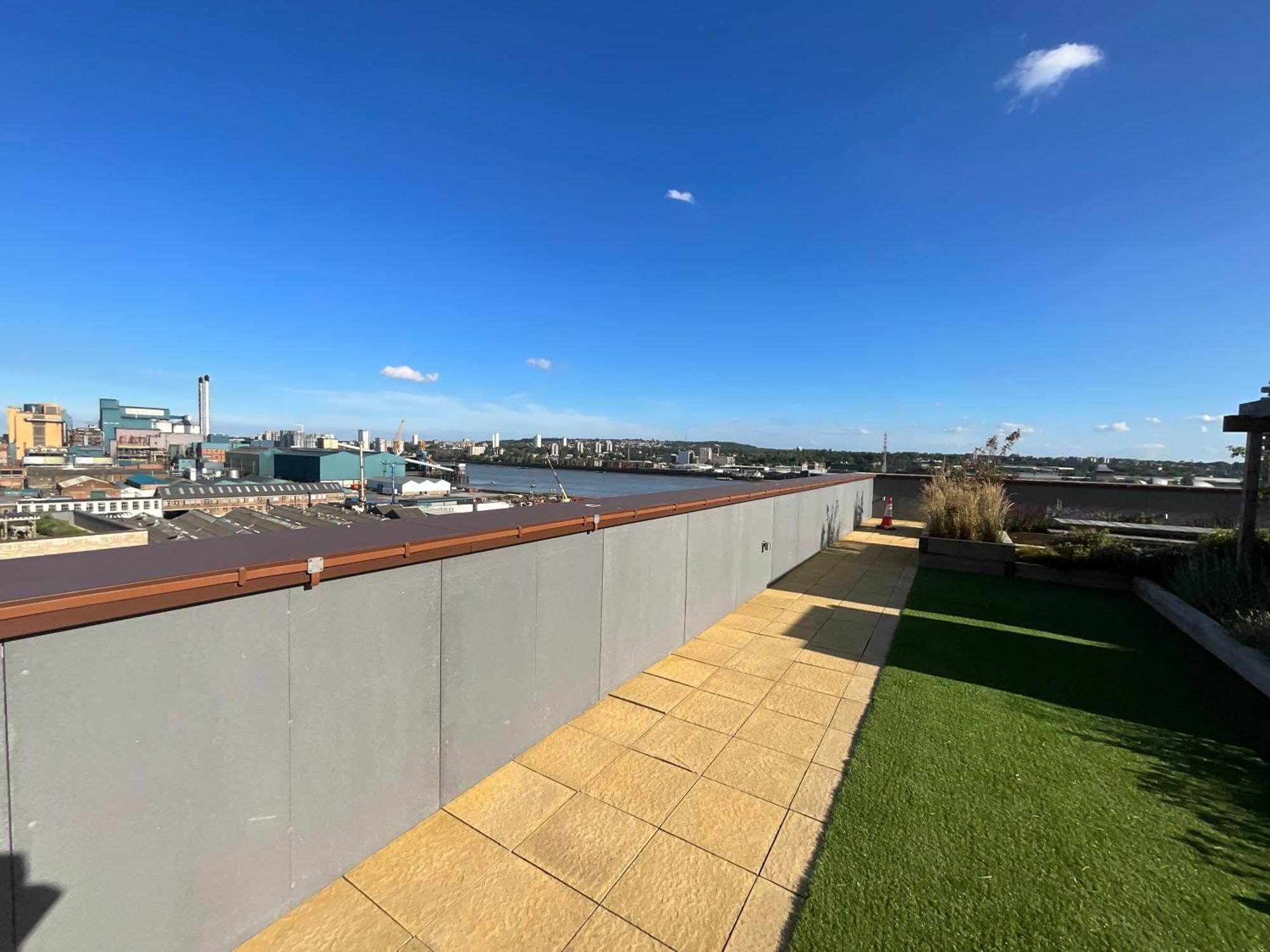Deluxe Double Bed In Shared Apt Near Canary Wharf, City Airport & O2 Arena With Thames View London Exterior photo