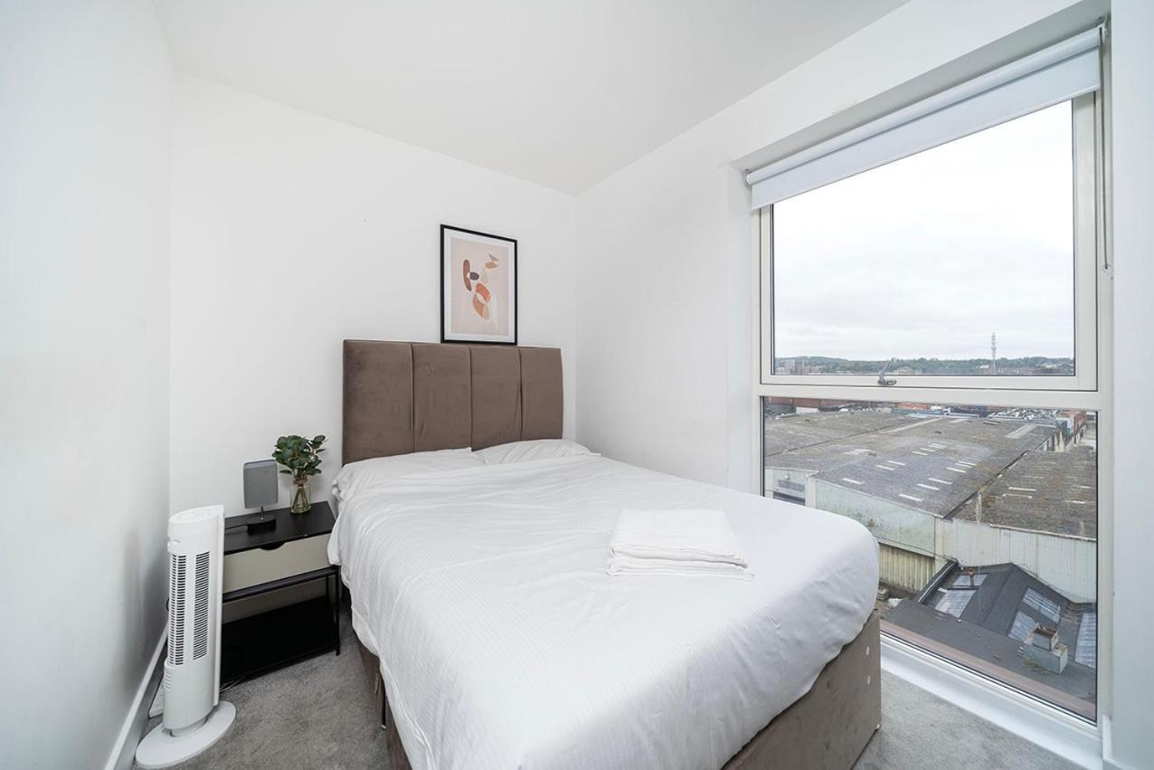 Deluxe Double Bed In Shared Apt Near Canary Wharf, City Airport & O2 Arena With Thames View London Exterior photo
