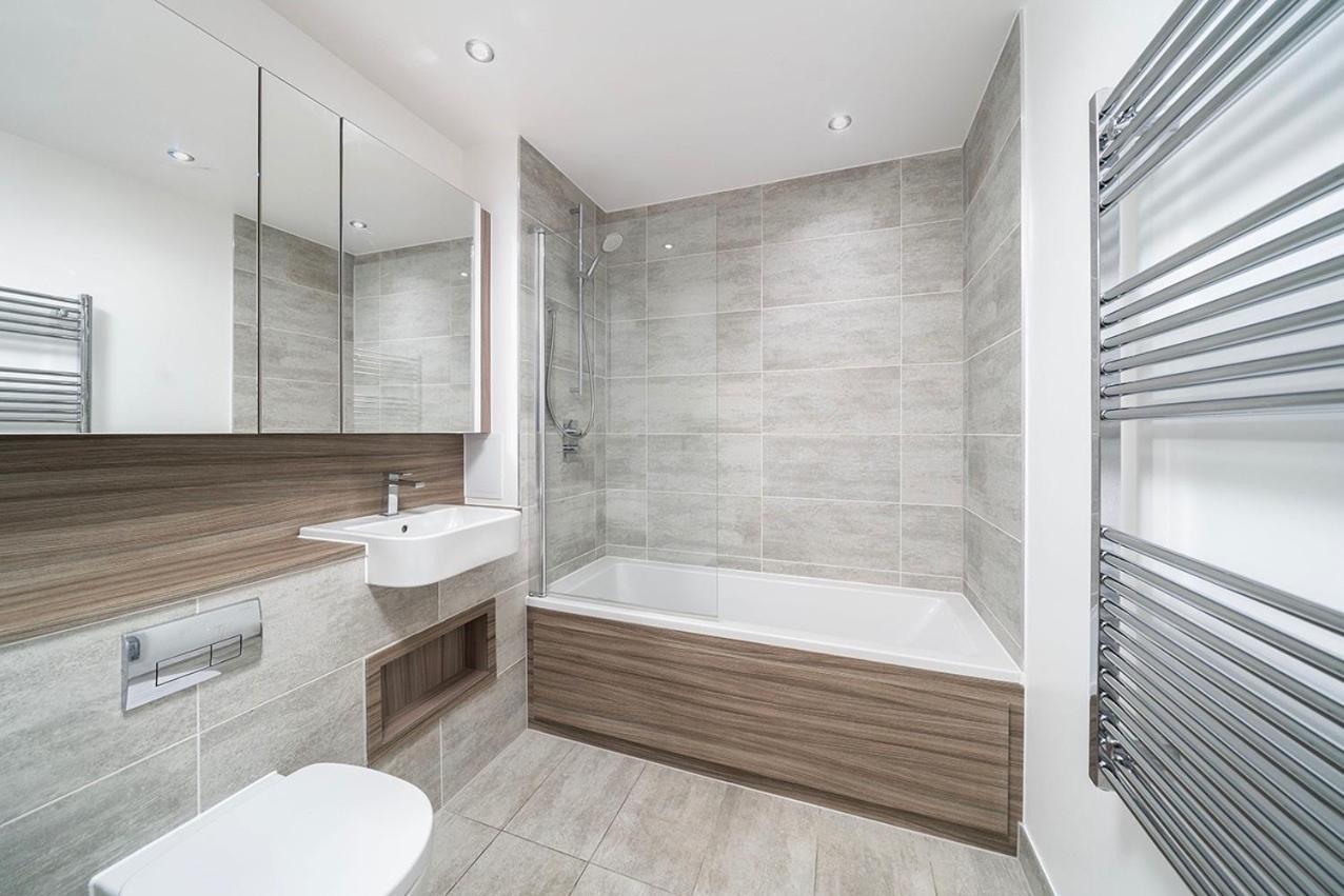 Deluxe Double Bed In Shared Apt Near Canary Wharf, City Airport & O2 Arena With Thames View London Exterior photo