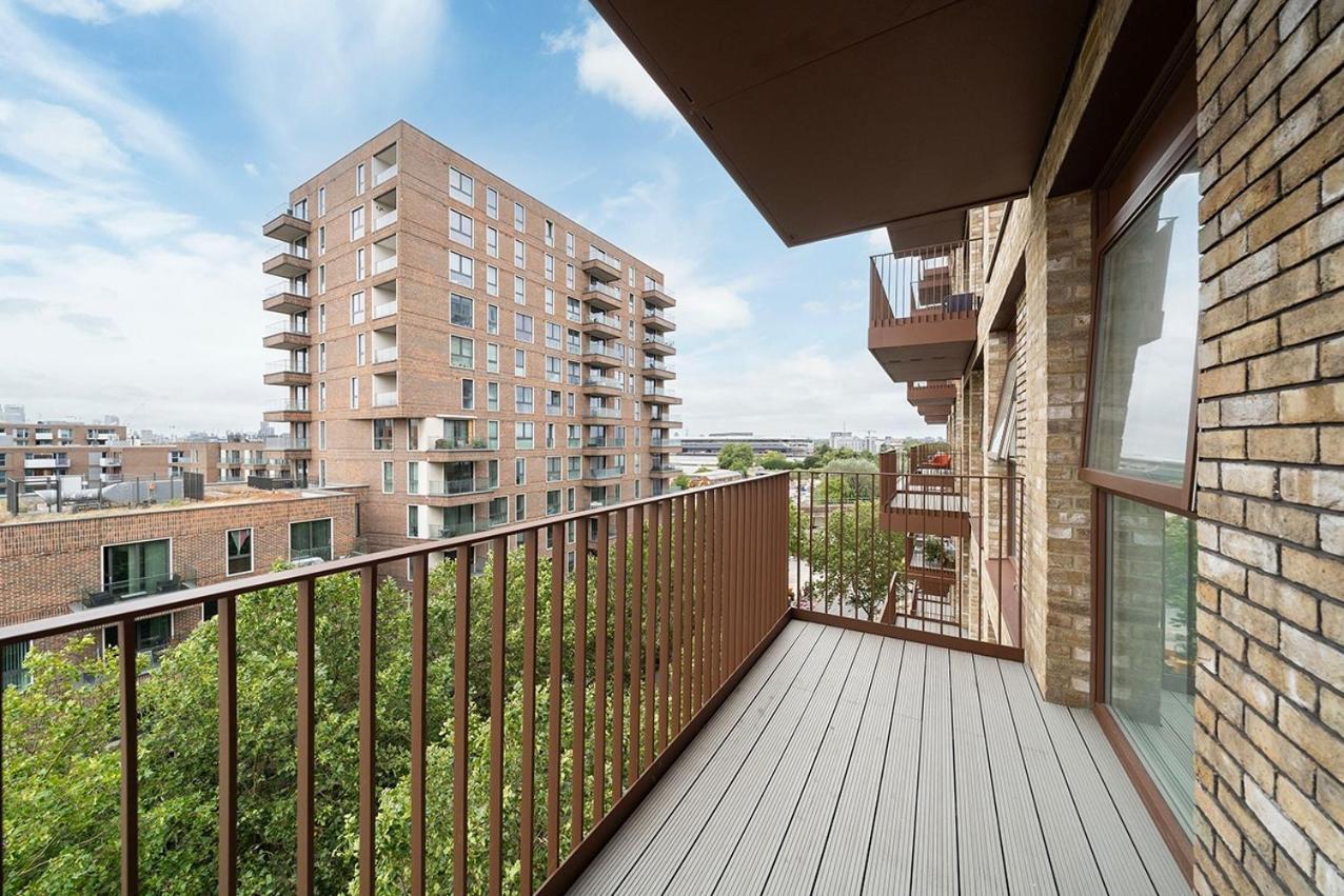 Deluxe Double Bed In Shared Apt Near Canary Wharf, City Airport & O2 Arena With Thames View London Exterior photo