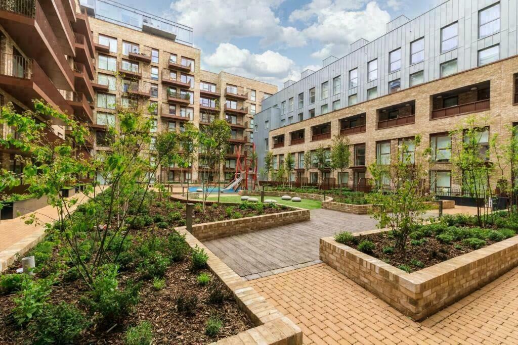 Deluxe Double Bed In Shared Apt Near Canary Wharf, City Airport & O2 Arena With Thames View London Exterior photo