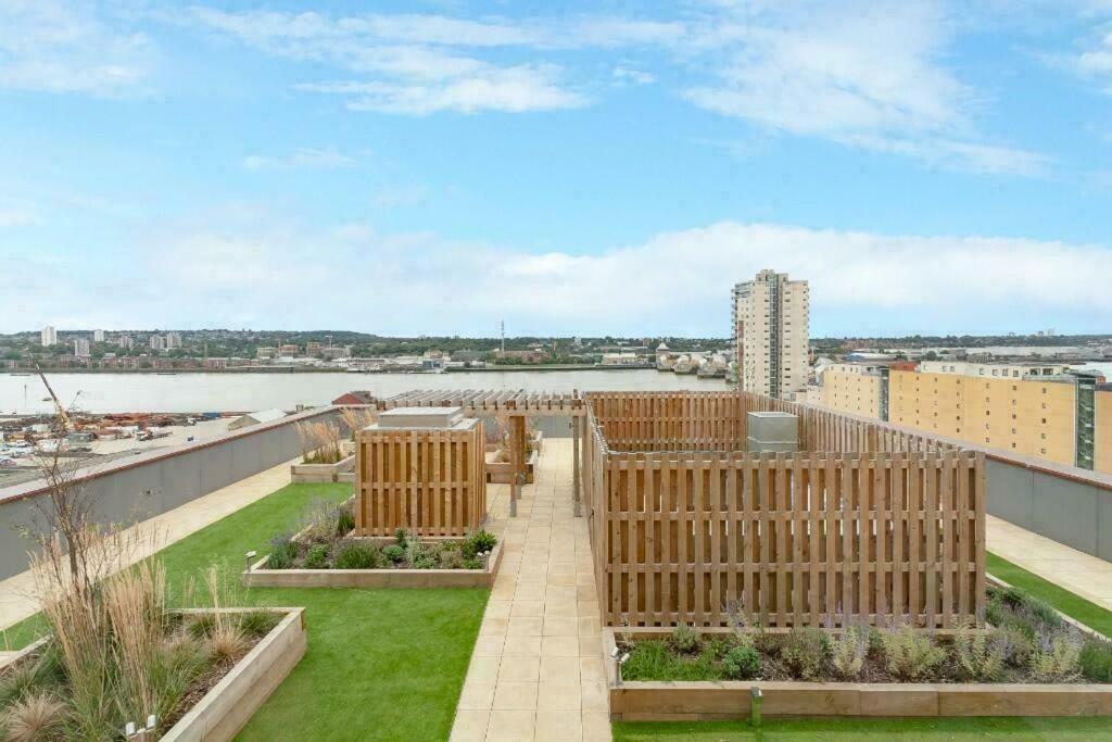 Deluxe Double Bed In Shared Apt Near Canary Wharf, City Airport & O2 Arena With Thames View London Exterior photo