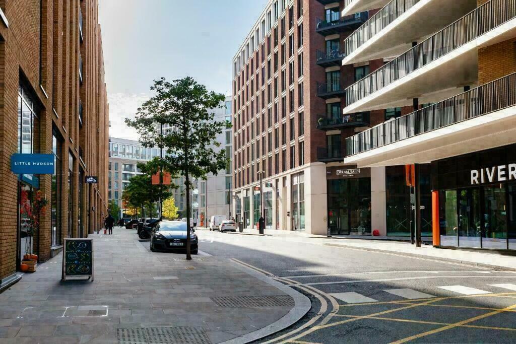 Deluxe Double Bed In Shared Apt Near Canary Wharf, City Airport & O2 Arena With Thames View London Exterior photo