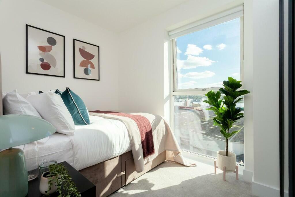 Deluxe Double Bed In Shared Apt Near Canary Wharf, City Airport & O2 Arena With Thames View London Exterior photo