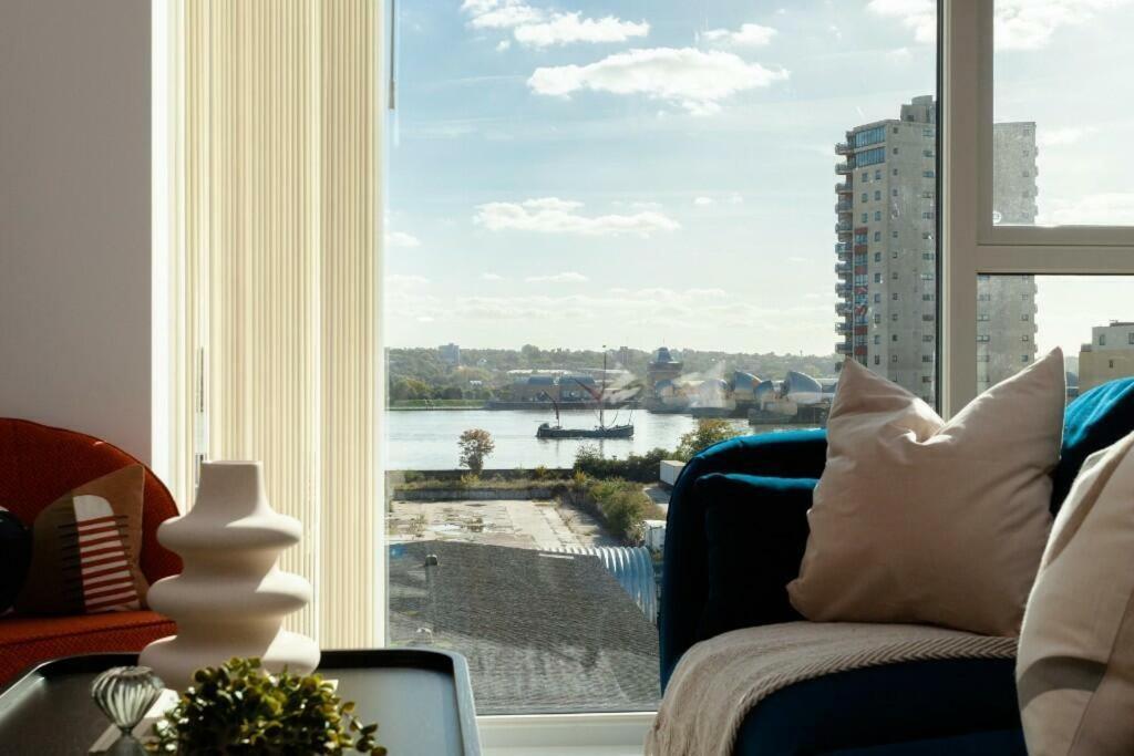 Deluxe Double Bed In Shared Apt Near Canary Wharf, City Airport & O2 Arena With Thames View London Exterior photo