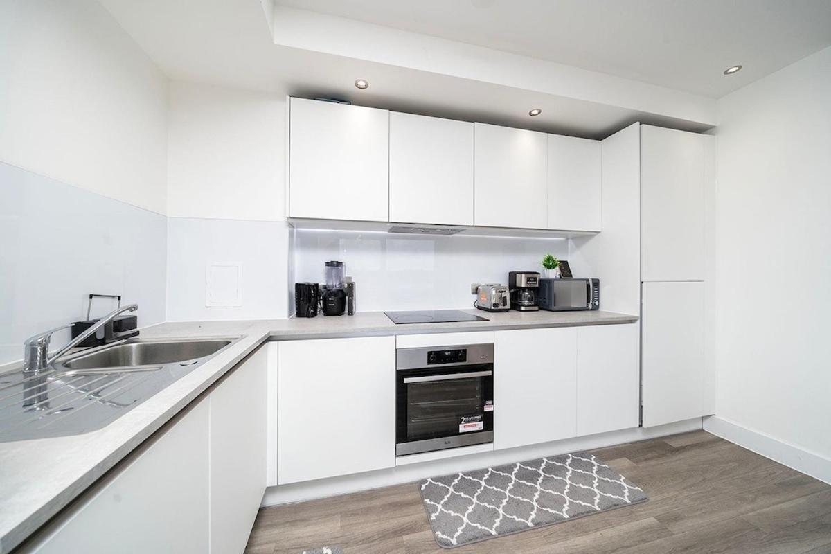 Deluxe Double Bed In Shared Apt Near Canary Wharf, City Airport & O2 Arena With Thames View London Exterior photo