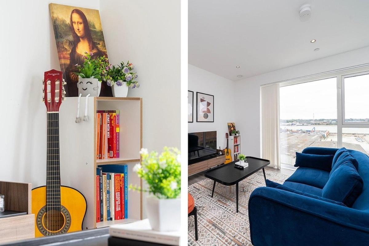 Deluxe Double Bed In Shared Apt Near Canary Wharf, City Airport & O2 Arena With Thames View London Exterior photo